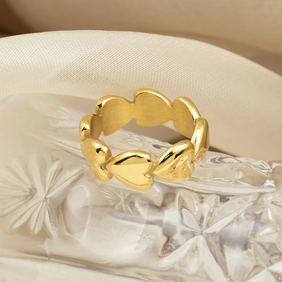 Coeur Heart Band, stacking ring, flat lay