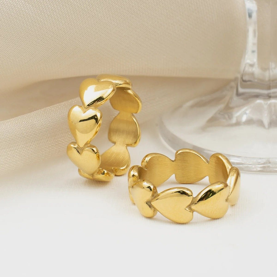 Coeur Heart Band, stacking ring, flat lay