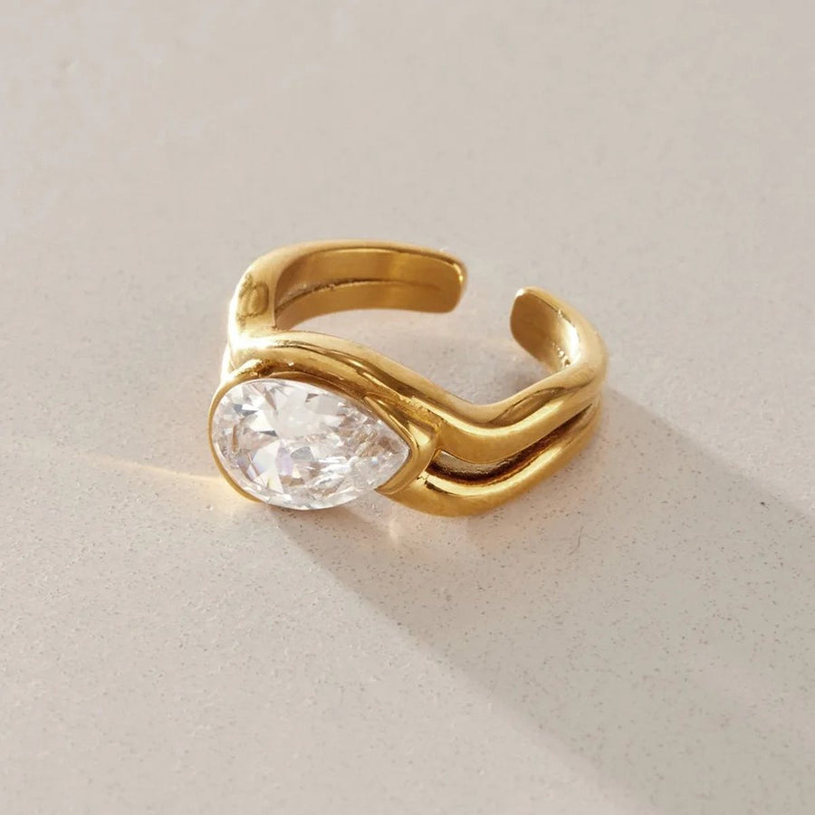 Duo Gold Solitaire Ring, close-up of the finish