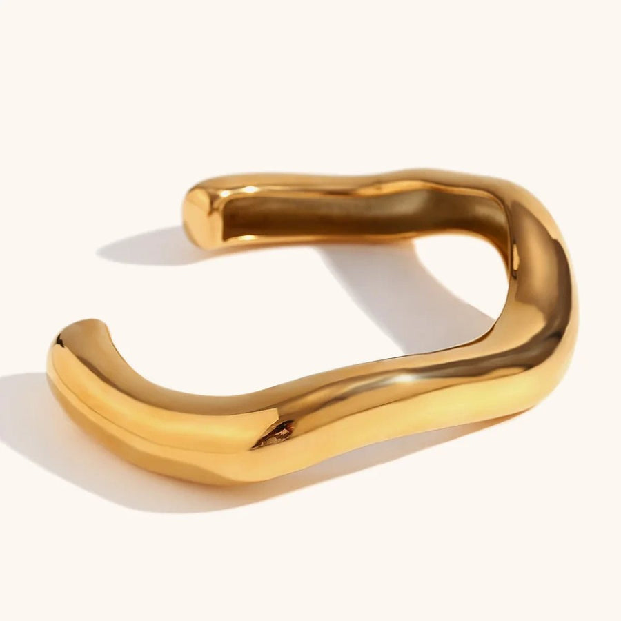Fluide Wave Gold Cuff Bracelet, close-up of the finish