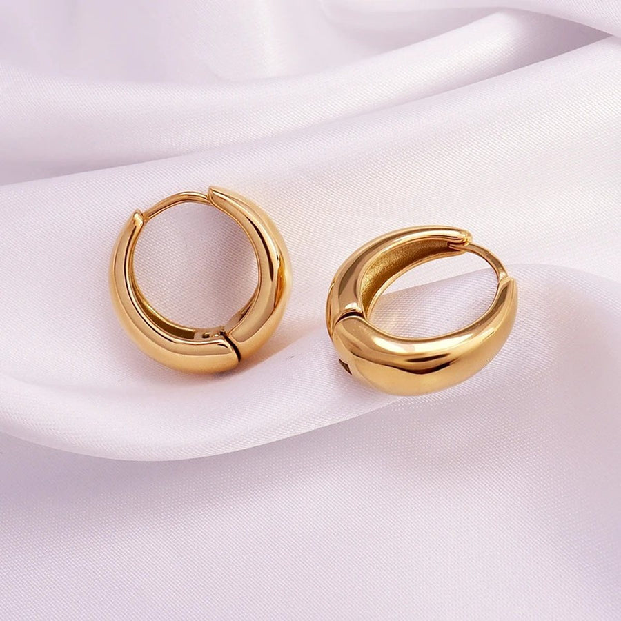 Oro Chunky Huggies, huggie earring, detail