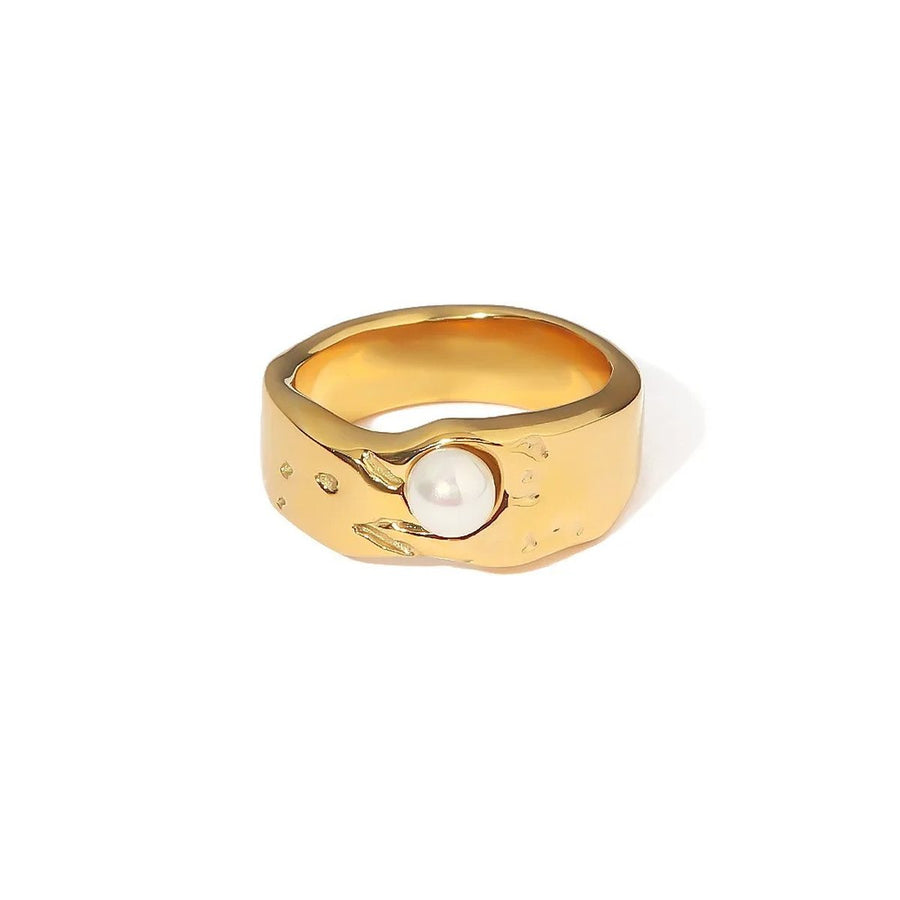 Perle Solo Gold Pearl Ring, chunky sculpted gold ring with a freshwater pearl