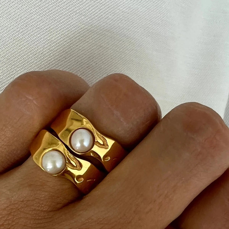 Perle Solo Gold Pearl Ring on the hand, worn