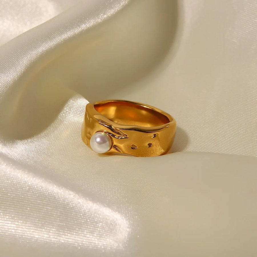 Perle Solo Gold Pearl Ring, flat lay