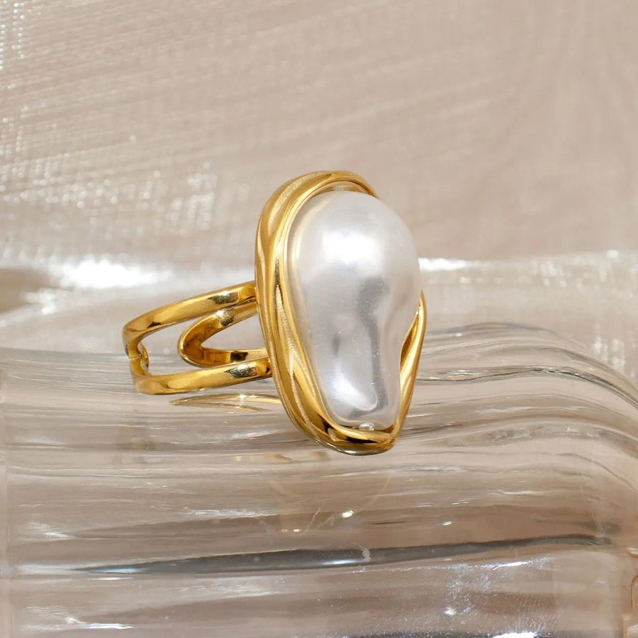 Barocca Gold Pearl Ring, close-up of the finish