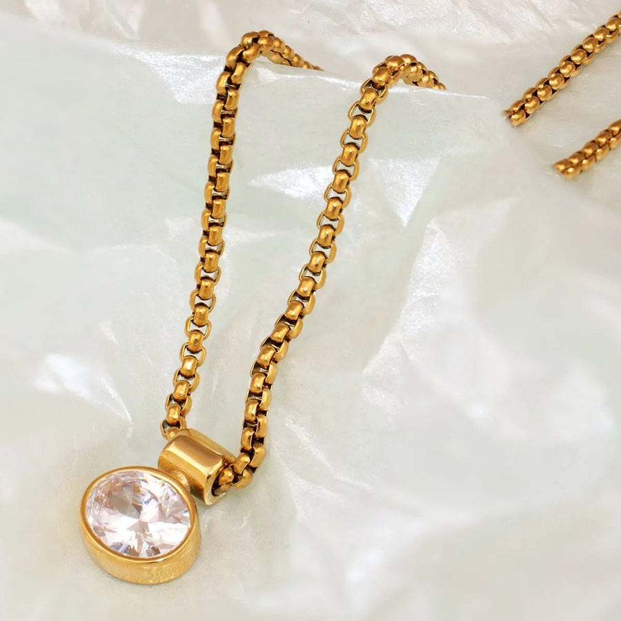 Cielo Solitaire Gold Pendant Necklace, close-up detail