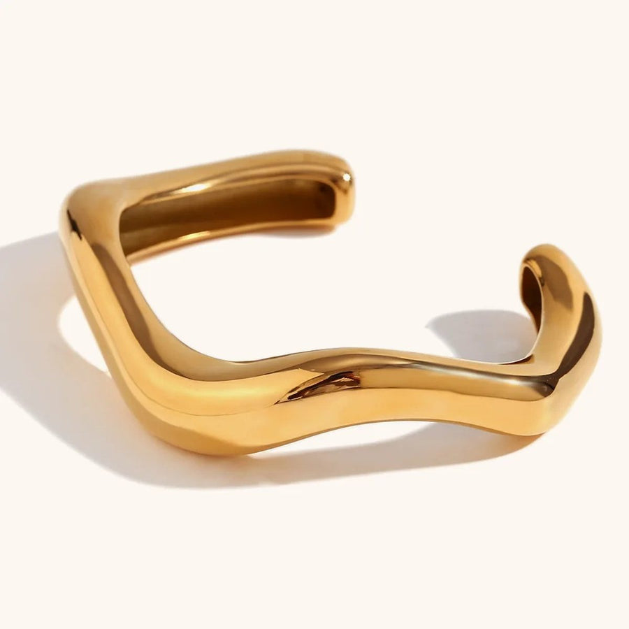 Fluide Wave Gold Cuff Bracelet, close-up detail