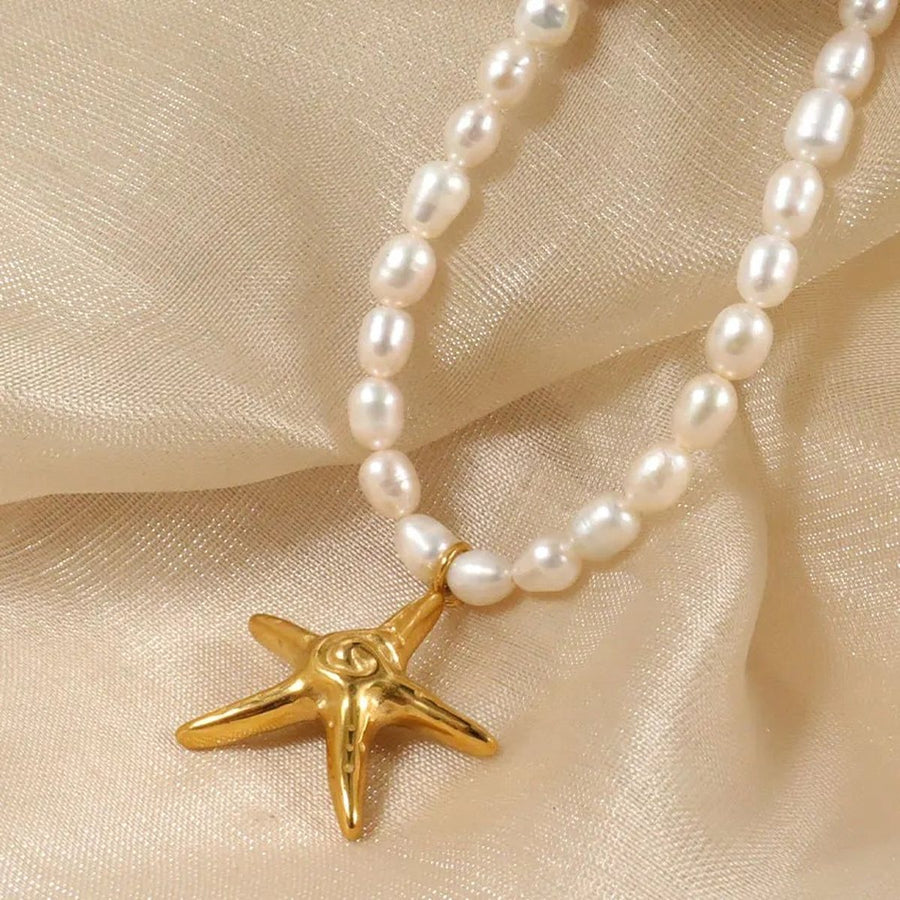 Océane Starfish Gold Pearl Necklace, close-up detail