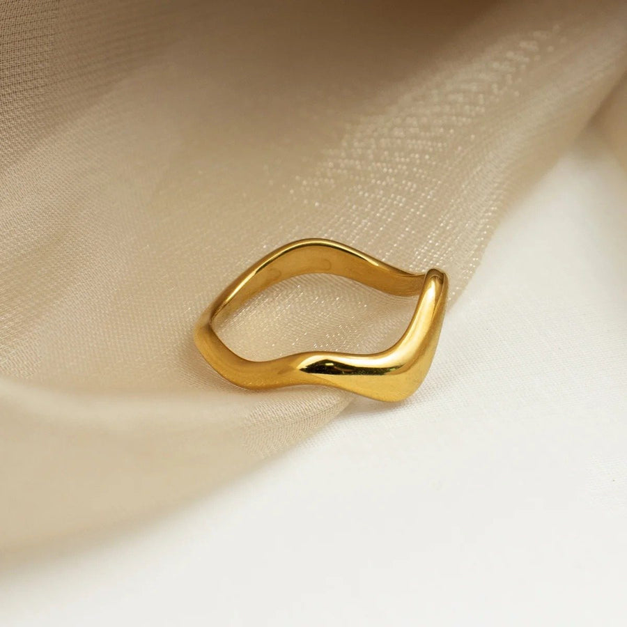 Ondine Wave Gold Stacking Ring, close-up detail