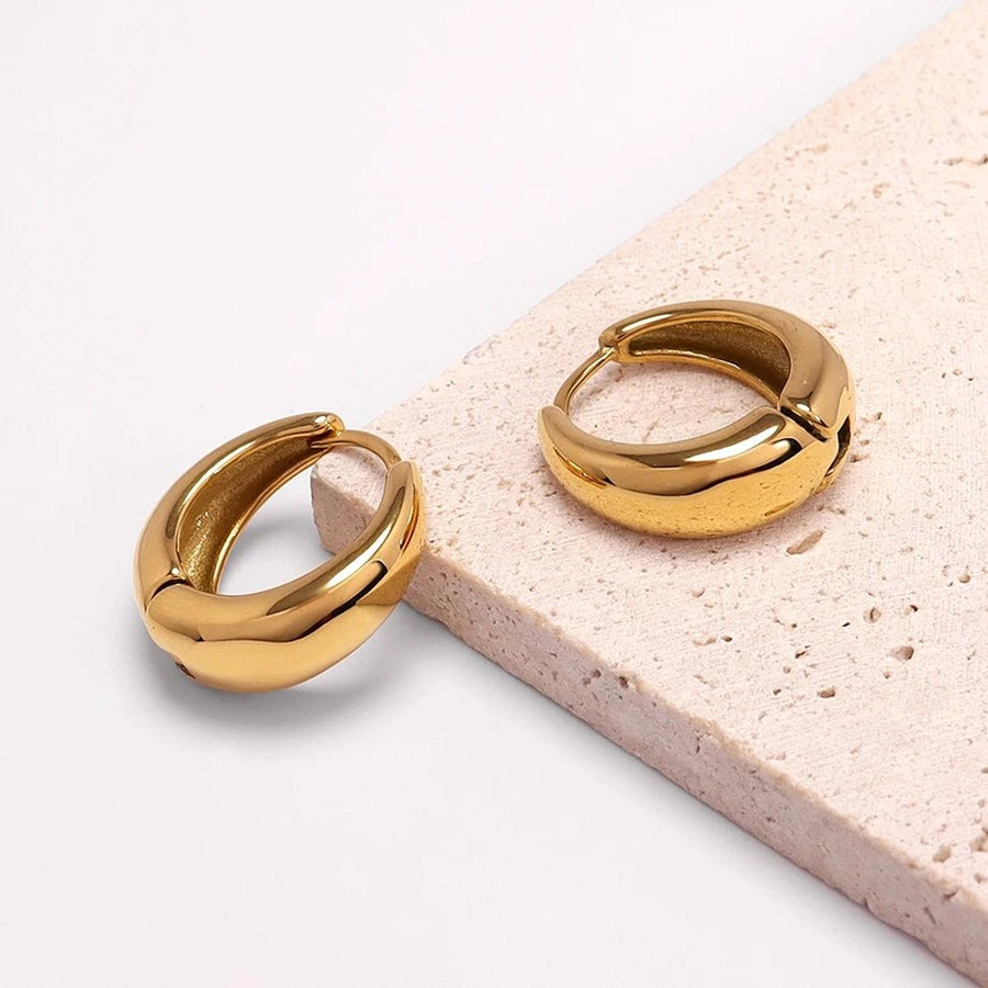 Oro Chunky Huggies, huggie earring, detail