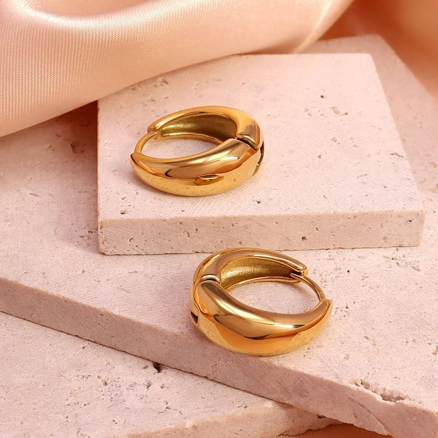 Oro Chunky Huggies, huggie earring, flat lay