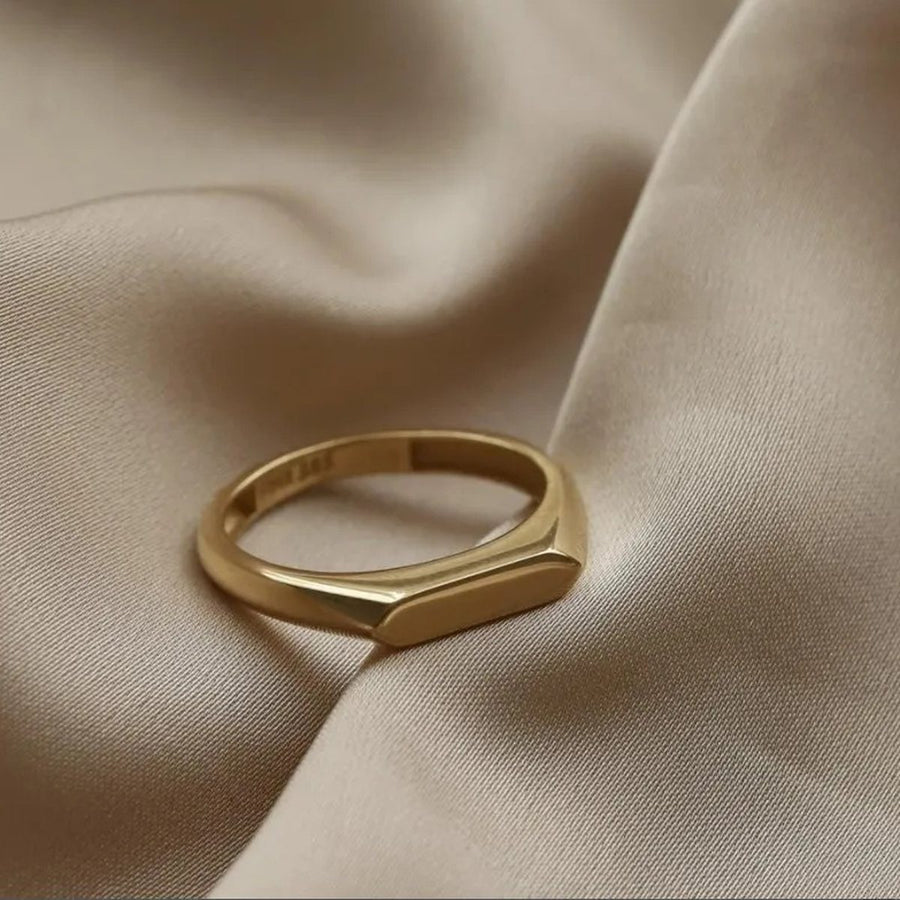 Sola Signet Ring, signet ring, detail